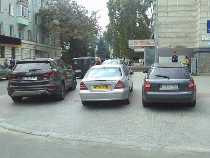Новые нормы касательно парковки на тротуарах Кишинёва вступили в силу