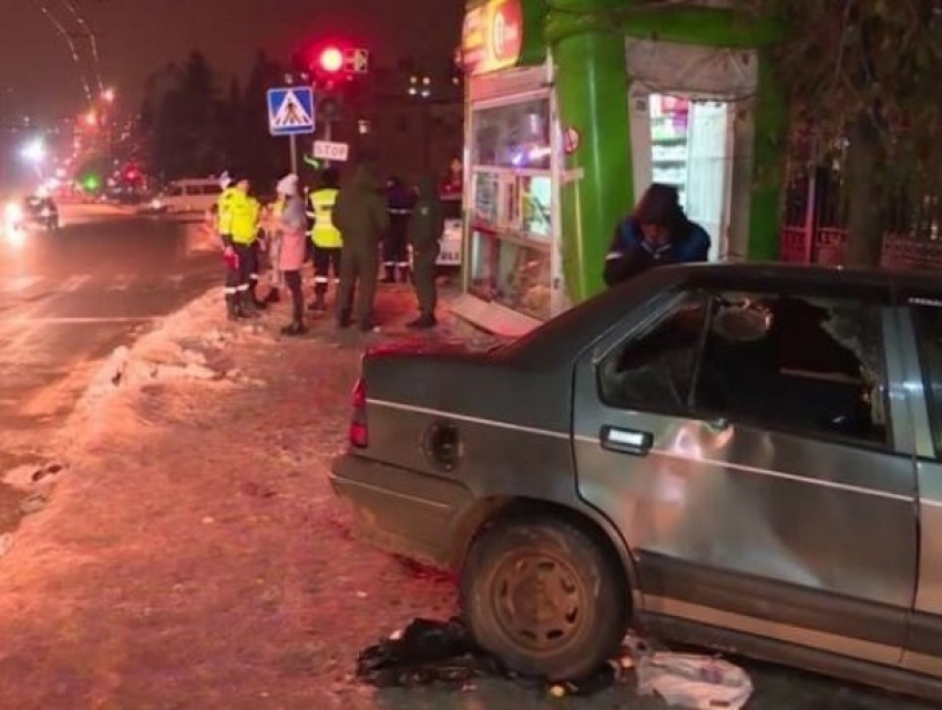 В Кишиневе молодой лихач сбил мужчину, стоявшего на остановке общественного транспорта