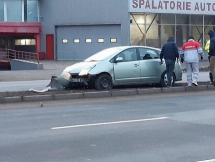 25-летний парень разбил свою машину в центре Кишинёва вследствие неудачного заезда на бордюр 