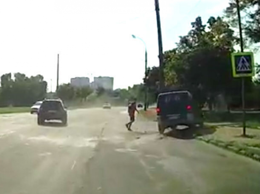 Внезапное появление пешехода на зебре спровоцировало столкновение автомобиля и микроавтобуса в Кишиневе