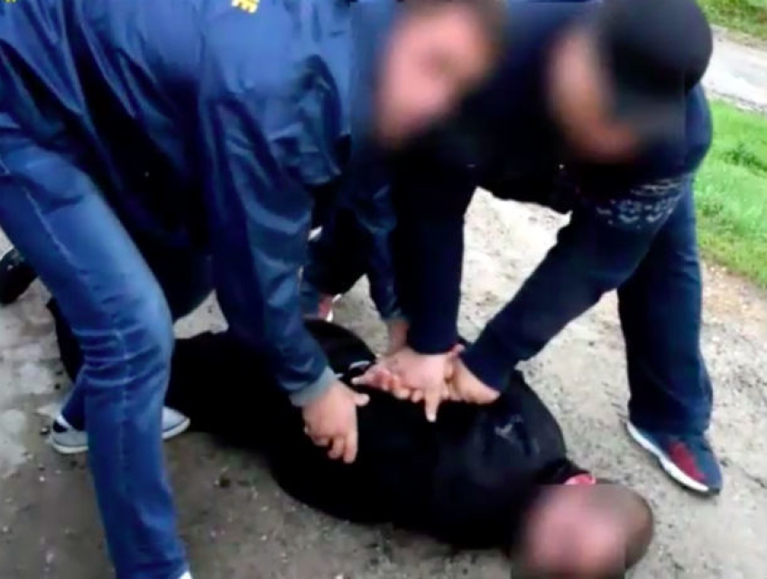 Перестрелка в Гратиештах с задержанием молодых людей, жестоко убивших и обезобразивших мужчину, попала на видео 