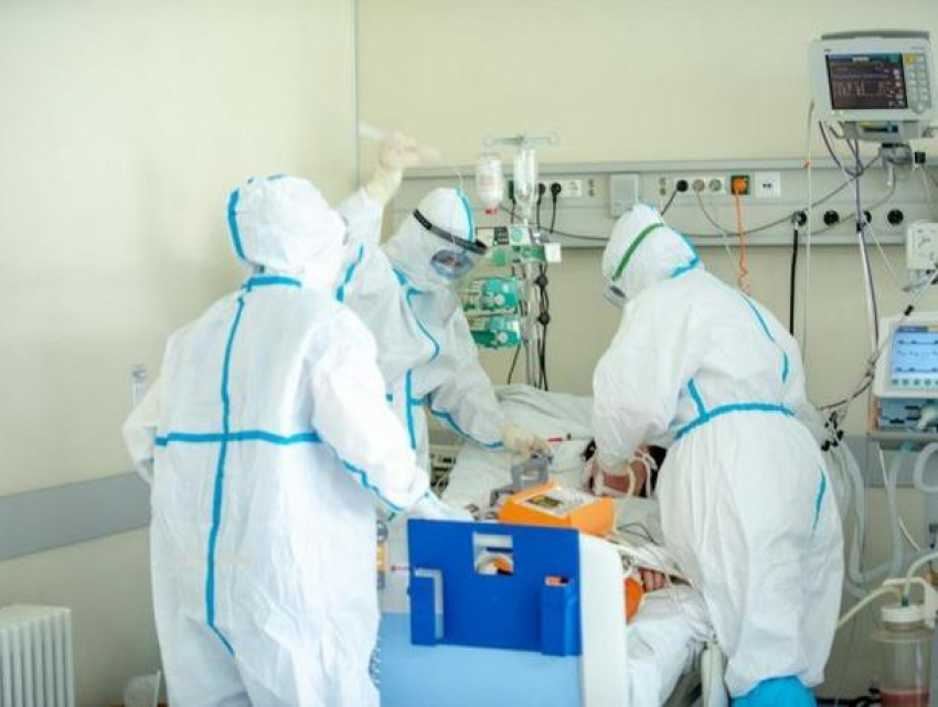 Люди валом мрут от коронавируса, врачей и медсестер не хватает