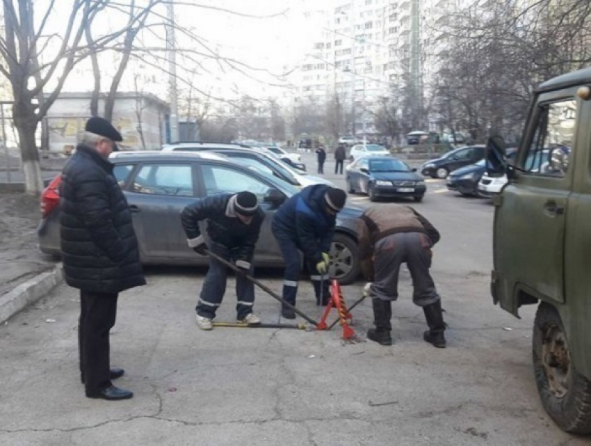 Самовольно установленные жильцами блокираторы парковки демонтировали на Рышкановке