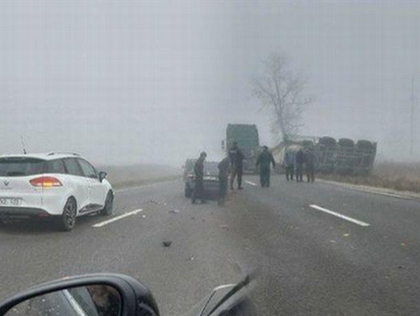 На трассе под Хынчештами перевернулась фура, повреждения получили и другие автомобили