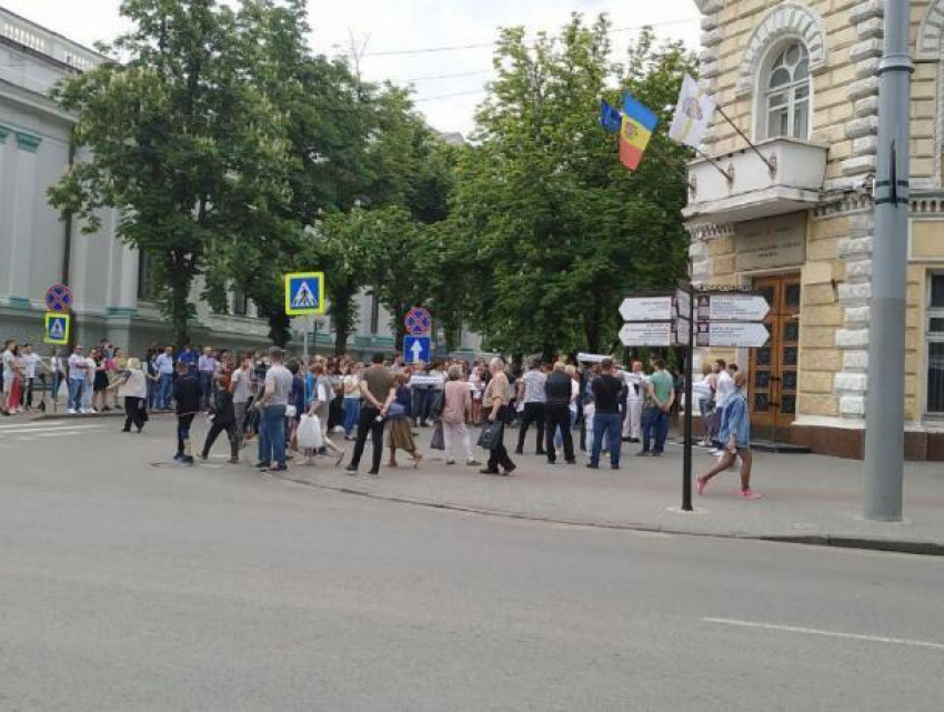 Протест у примэрии Кишинева: десятки людей пришли поддержать фермера
