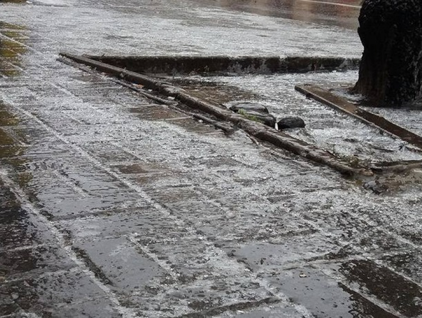 За гололед у входа - штраф: власти напомнили бизнесу об ответственности