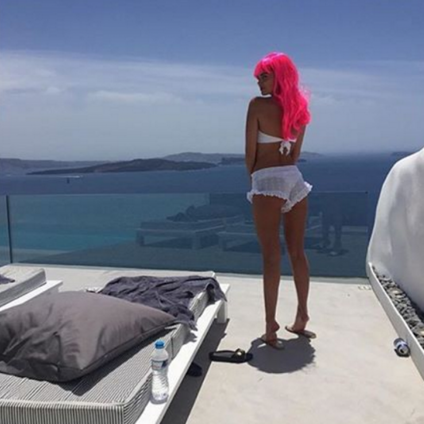 Ксения Дели в розовом парике и купальнике закатила грандиозный девичник на Санторини 
