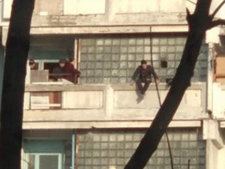 Молодой человек дважды попытался совершить самоубийство, спрыгнув с виадука и с балкона многоэтажки