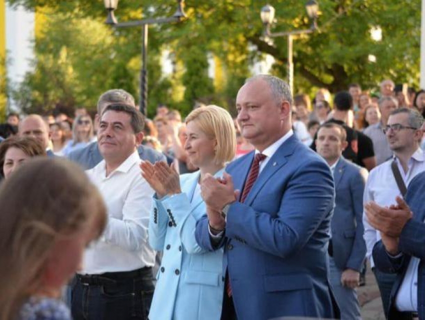 Игорь Додон посетил Бал выпускников Гагаузской автономии и поддержал Ирину Влах