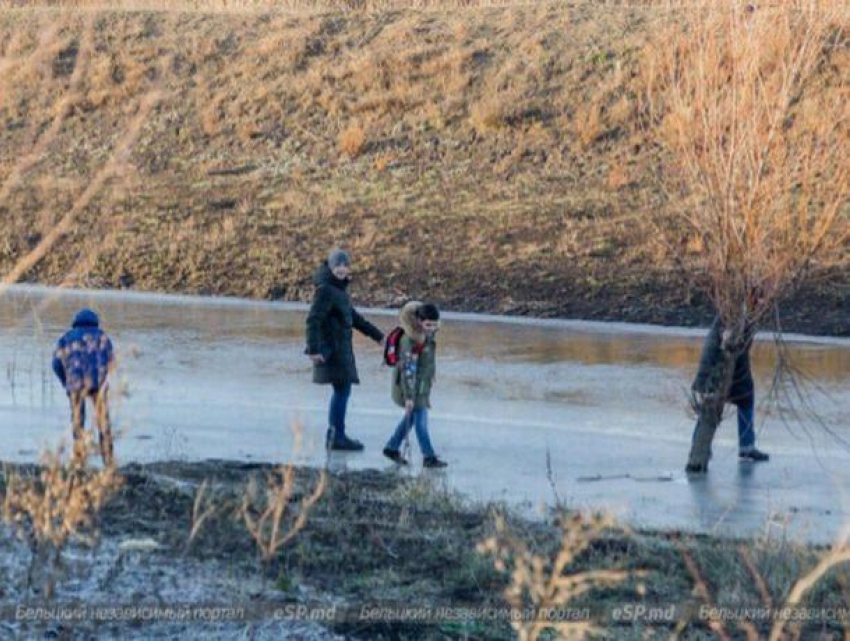 В Бельцах дети затеяли опасные игры на тонком льду Реута