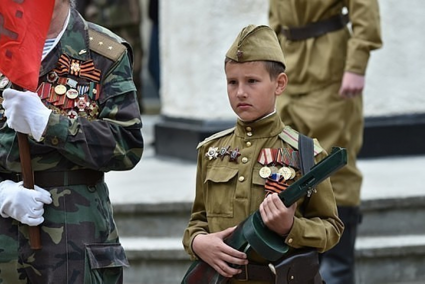 В Бельцах 12-летнего ребенка, раздававшего георгиевские ленты в советской форме, ударил неизвестный и назвал фашистом 