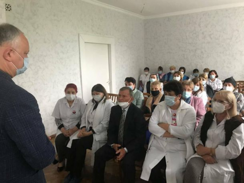 Игорь Додон посетил больницу в Бессарабке и заверил, что продолжит борьбу за социальные права людей