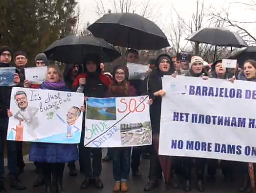 Сотни кишиневцев вышли на акцию протеста с плакатами Порошенко 