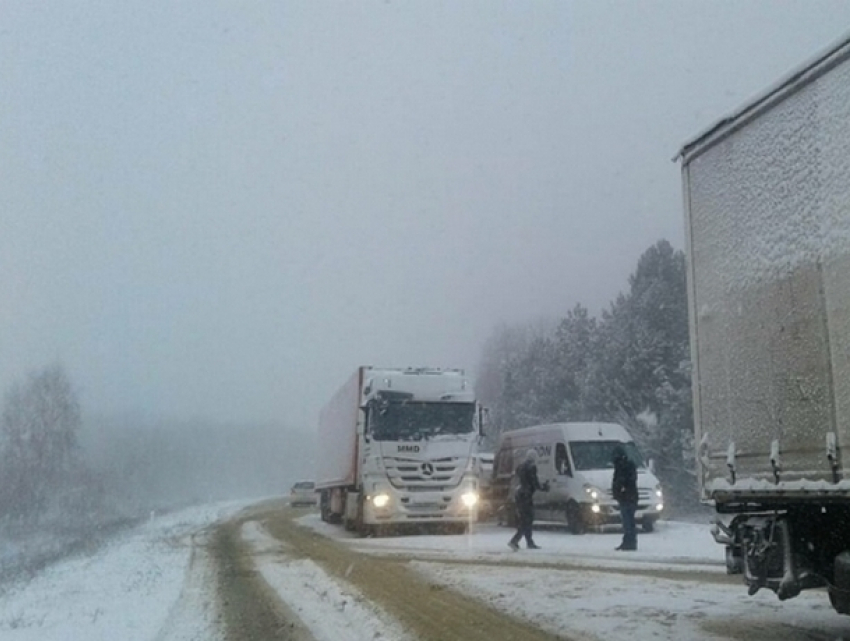 Снежный циклон ударил по Молдове и заблокировал трассы