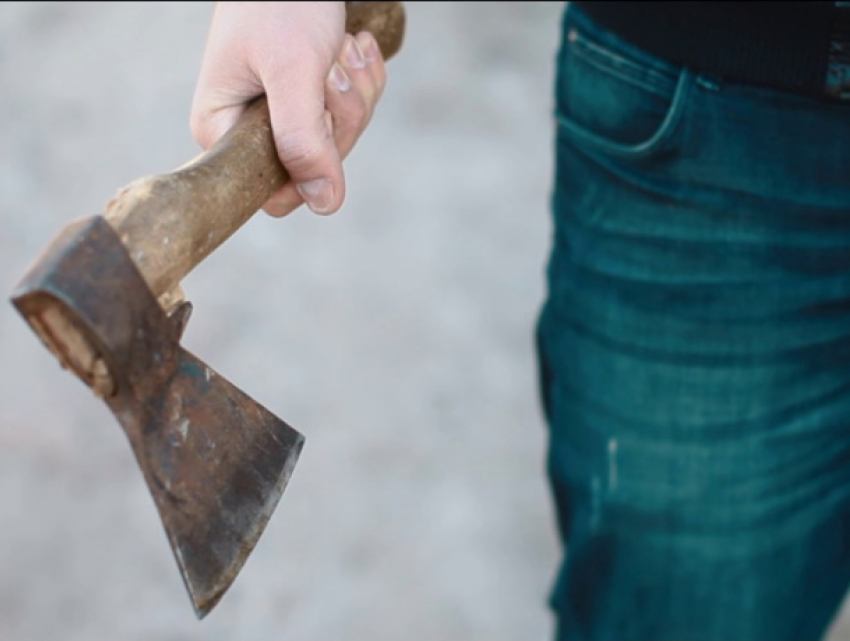 В Оргееве мужчина ударил топором по голове ребенка своей сожительницы