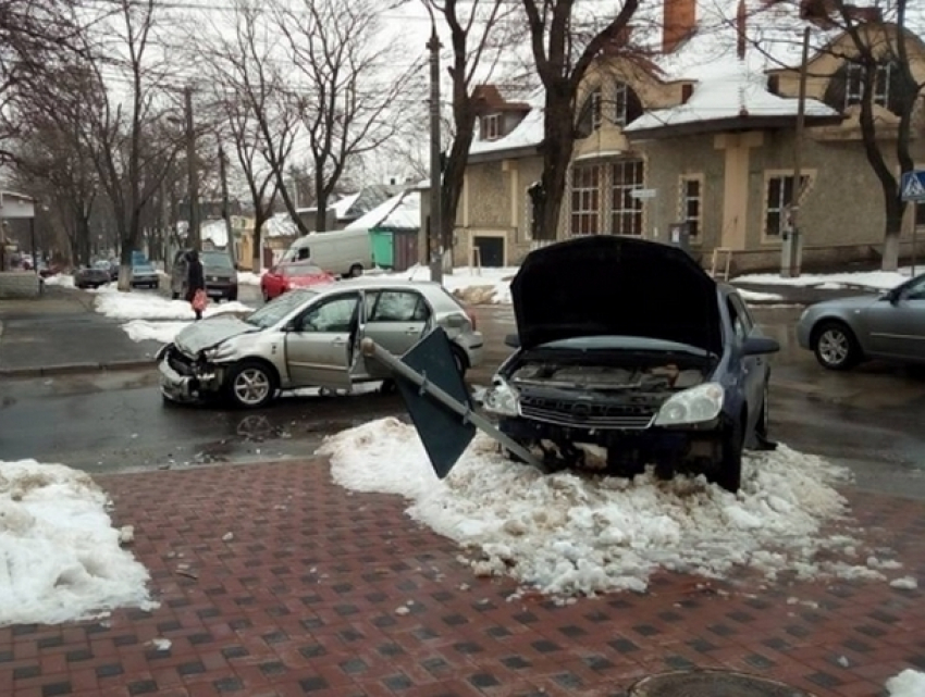 Легковые автомобили разбились в столкновении на перекрестке в центре Кишинева