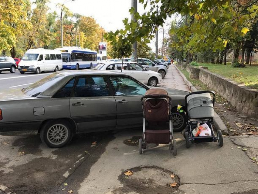 Молодые мамы пригрозили расправляться памперсами с автохамами Кишинева