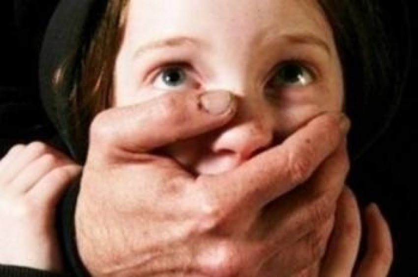 12-летняя девочка забеременела после того, как ее изнасиловал сожитель матери