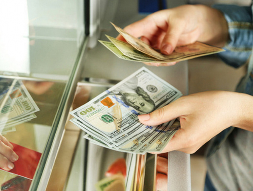 Евро и доллар продолжают дешеветь