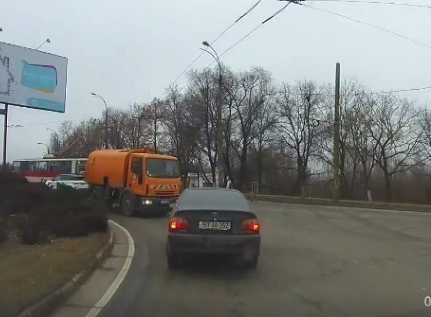 В Кишиневе на кругу два автомобиля едва не столкнулись с машиной для уборки дорог