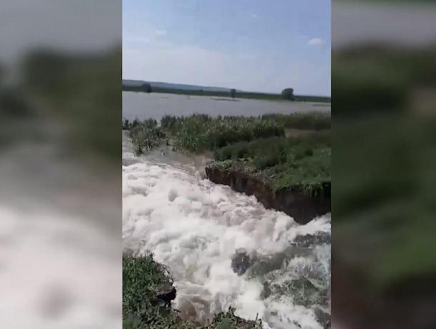 В Каушанском районе прорвало дамбу, вода хлынула на поля