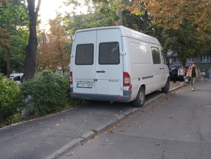 Им плевать - они паркуются, как хотят, а чужие дети никого не волнуют