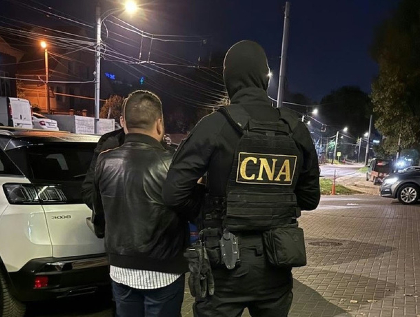Водительские права за 1700 евро: в Кишиневе задержали автоинструктора, обещавшего договориться с экзаменаторами