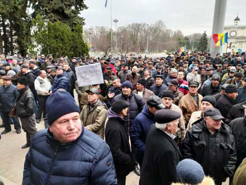 Журналист подвергся атаке унионистов у здания правительства за русскую речь