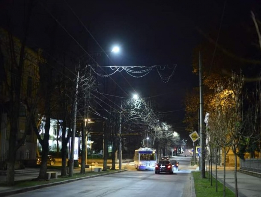 Модернизированное освещение включили в центре Кишинева