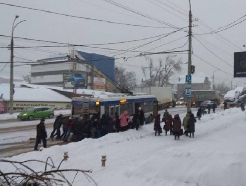 Суровые жители столицы на руках выносили троллейбусы из снежных заносов 