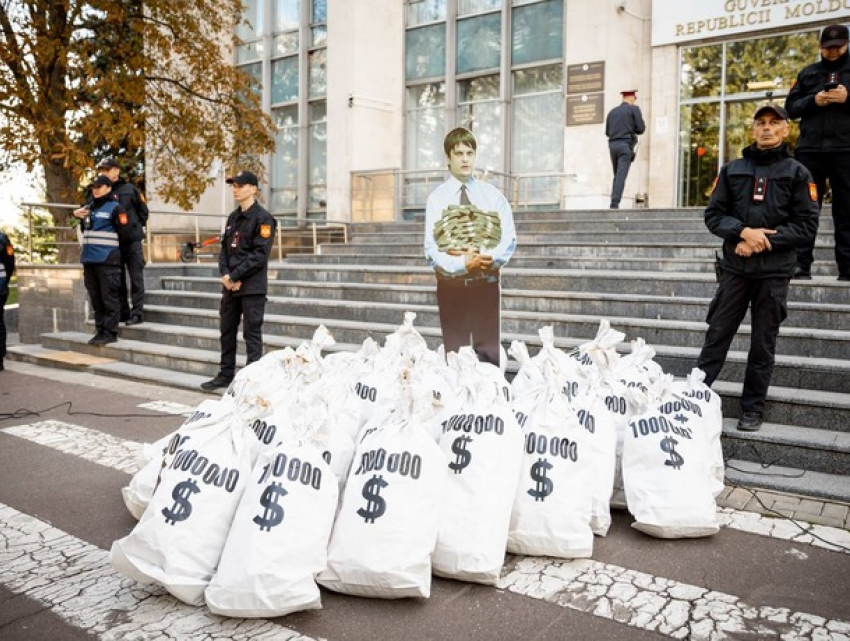 Андрей Спыну – мультимиллионер «хороших времен» – принес свои мешки с миллионами из офшоров к зданию правительства, в рамках флешмоба Партии «ШОР»