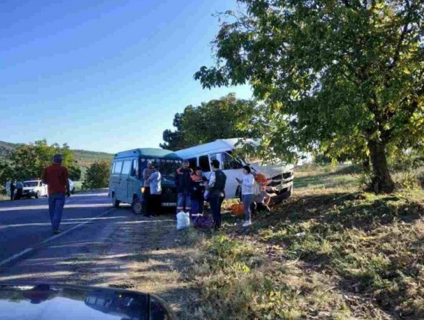 Серьезное ДТП с участием пассажирского микроавтобуса произошло в Леовском районе