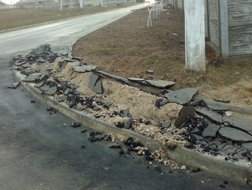 Чиновники обвинили загадочного водителя в разрушении тротуара в Яловенах