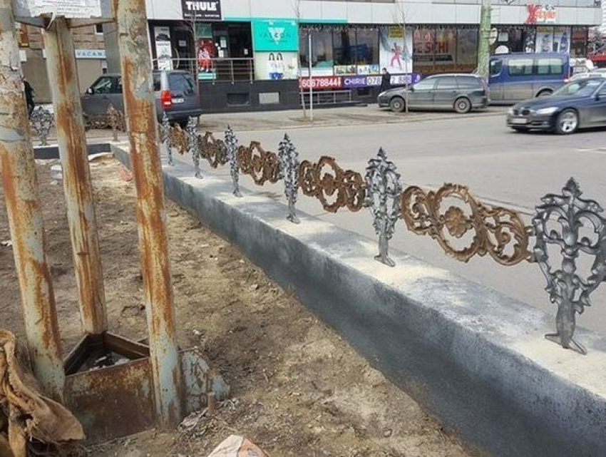 На бульваре Григоре Виеру в Кишиневе начали восстанавливать чугунную ограду