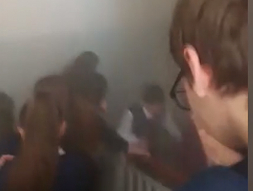 Паническое бегство: школьники сняли на видео пожар изнутри столичного лицея