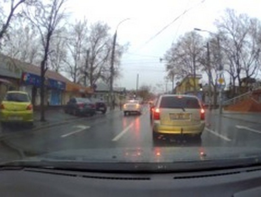 Грубое нарушение ПДД автомобилем полиции в Кишиневе попало на видео