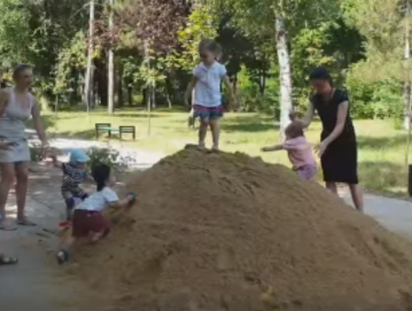 Социалист Александр Одинцов за свои деньги купил песок для парка детям