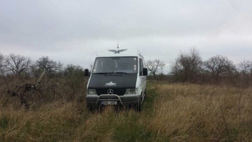 Неизвестные угнали и ограбили микроавтобус, везший посылки из Италии