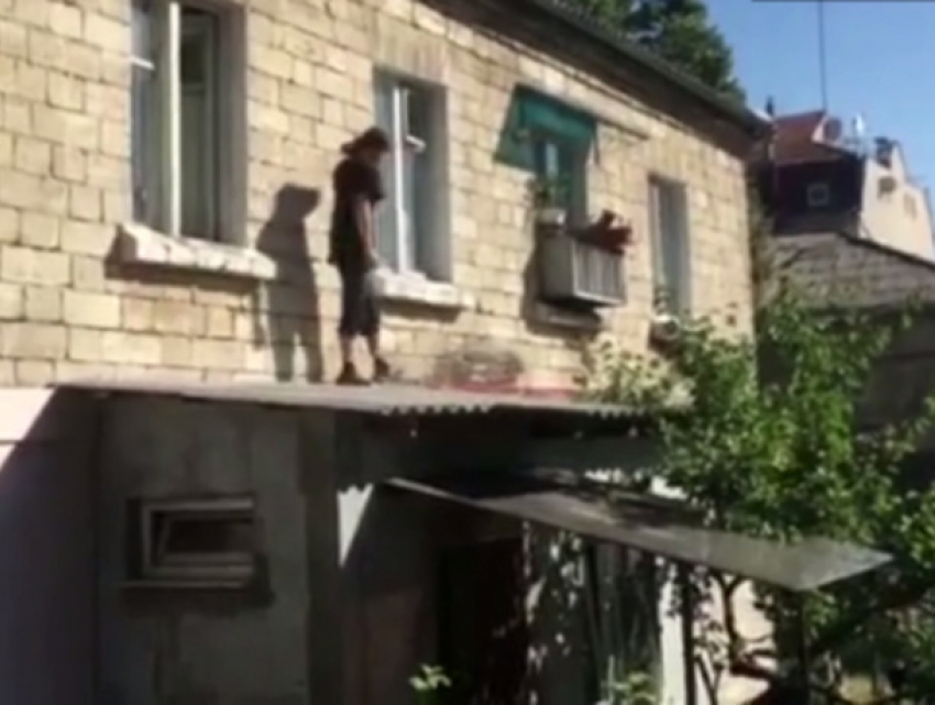 Опубликовано видео попытки окровавленного парня проникнуть в квартиру к женщине в Кишиневе