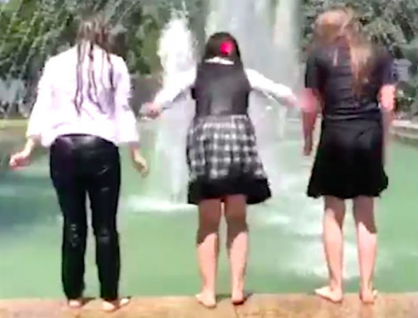 Запрещенные купания в фонтанах визжащих школьниц сняли на видео