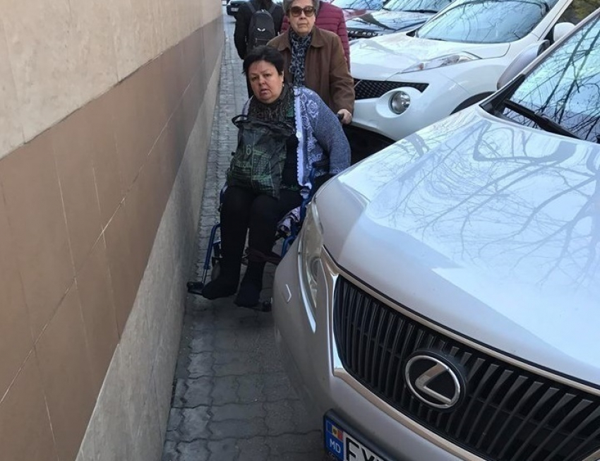 «Гениально» припаркованный Lexus разгневал жителей Кишинева