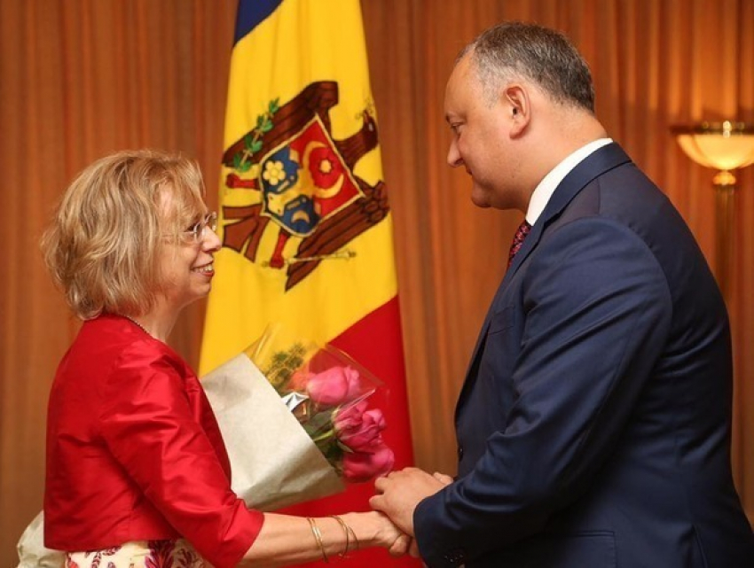 Орден почёта из рук президента получила завершившая свой мандат в Молдове посол Германии 