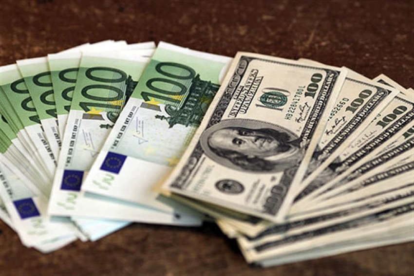Доллар и евро продолжают расти 