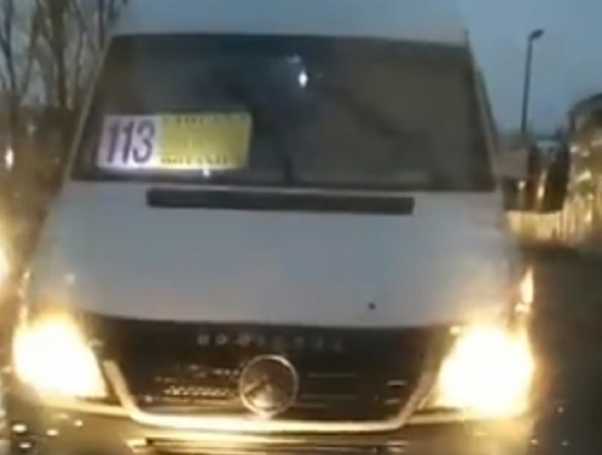 В Кишиневе женщина за рулем жестко поставила автохама-маршрутчика на место