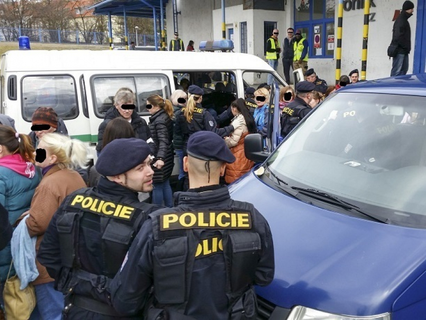 Нелегалов из Молдовы обнаружили в перегруженном микроавтобусе чешские правоохранители