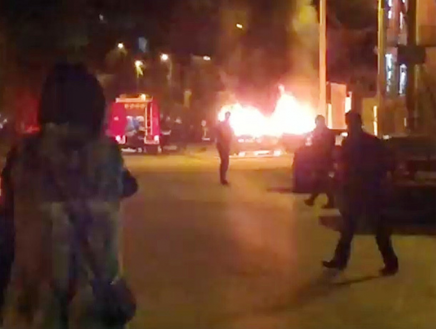 Появилось видео загоревшегося из-за зажженной свечки автомобиля у церкви 
