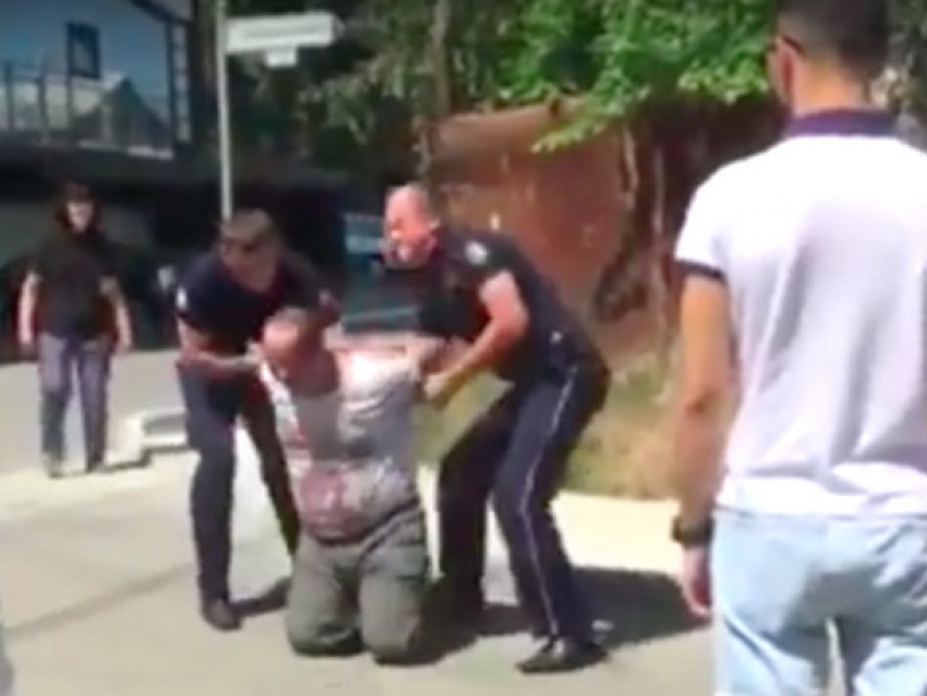 Мужчину, напавшего на девушку, поставили на колени в центре Кишинева 