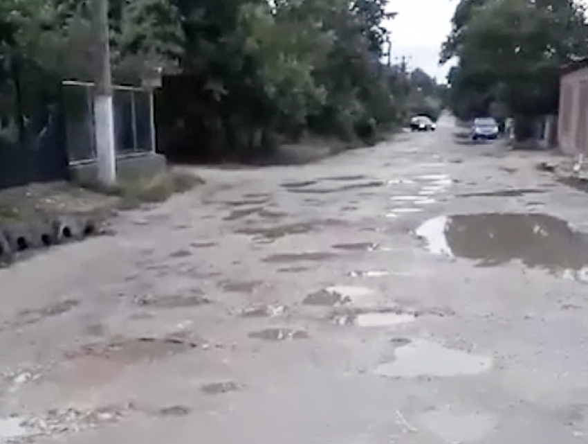 Ужасно отремонтированная дорога «растаяла» под дождем в Дрокии