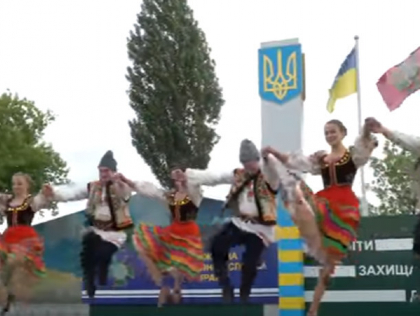 Задорный молдавский танец исполнили украинские пограничники на таможенном пункте для коллег молдаван