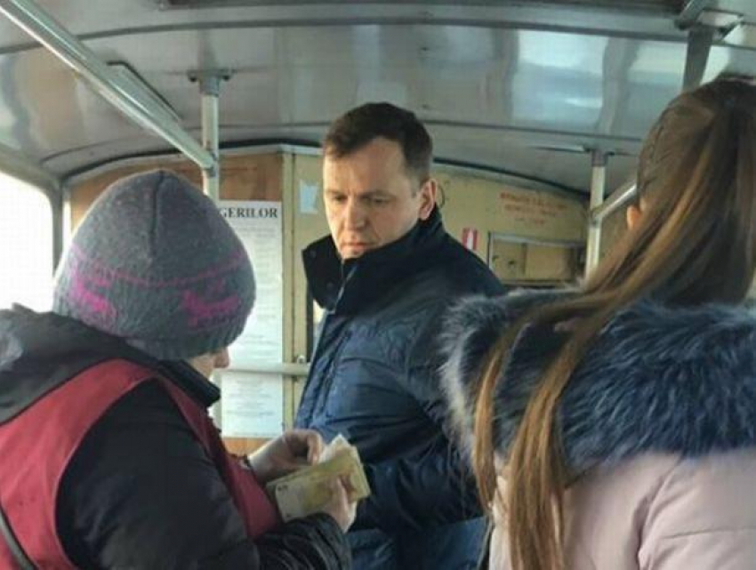Андрей Нэстасе разъезжает по Кишинёву в троллейбусе и позирует для фото